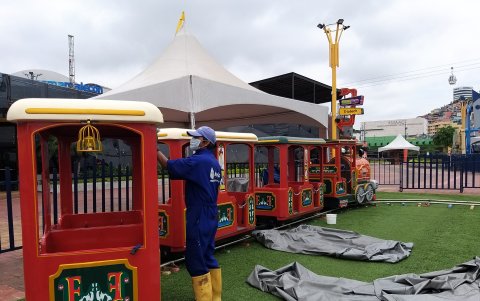 Juegos mecánicos del malecón, cerrados, igual que piscinas, escuelas, teatros y demás.