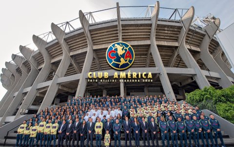 La foto conjunta de los equipos masculino y femenino del América, sin Renato Ibarra.