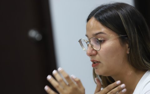 Gabriela tiene múltiples cicatrices en el lado izquierdo de su rostro. Una de ellas, en el cuello.