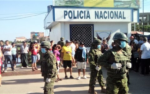 Con vallas metálicas, la Policía y el Ejército cerró el Puentes Internacional entre Perú y Ecuador.