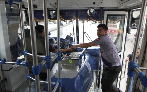 En buses no se utiliza ni gel ni alcohol ni mascarillas.