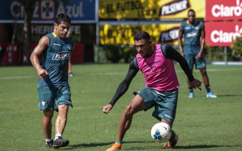 Matías Oyola (i) en uno de los entrenamientos de Barcelona.