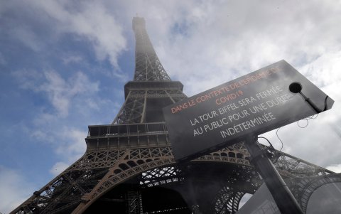 La torre Eiffel, uno de los puntos turísticos más destacados de París, cerró sus puertas debido a la crisis sanitaria.