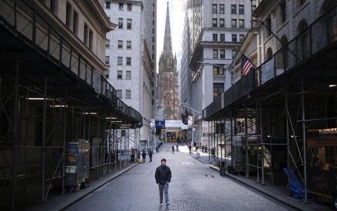 NUEVA YORK. Una persona transita por una de las calles del centro de negocio estadounidese, el Wall Street.