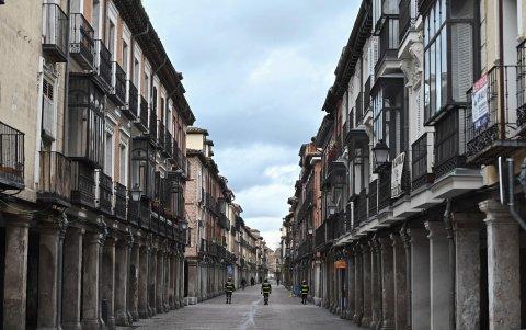 ALCALÁ DE HENARES (MADRID).- Efectivos de la Unidad -militar de Emergencias desplegados por el casco histórico de esta ciudad española, este lunes.