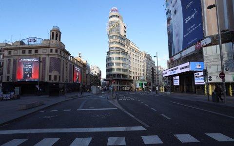MADRID.Así estaba a primera hora de hoy lunes la madrileña Plaza del Callao, en la primera jornada laboral bajo el estado de alarma decretado por el Gobierno.