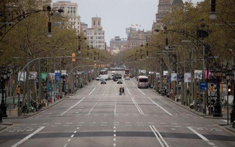 BARCELONA. Aspecto del Paseo de Gracia de esta ciudad española, donde al igual que en el resto de España, se vive este lunes el primer día laboral de aplicación del decreto de alarma.