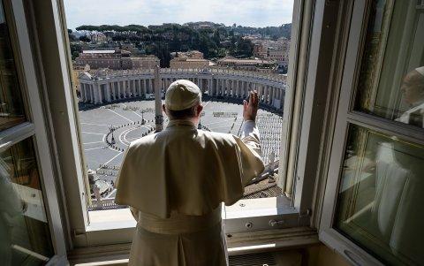 ROMA. La plaza de San Pedro, en el Vaticano, absolutamente vacía el domingo 15 de marzo, mientras el papa Francisco da su clásica bendición.