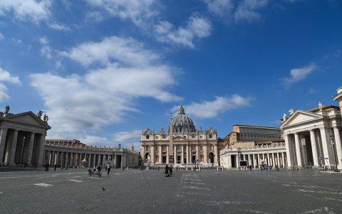 ROMA. Así se mostraba ayer domingo la famosa Plaza de San Pedro, uno de los lugares más visitados en Italia, en especial durante la misa que da el papa Francisco.