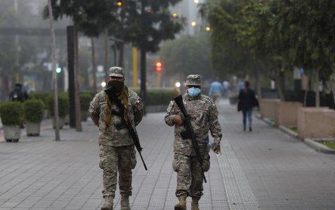 LIMA. Militares custodian las calles de la capital peruana, en el primer día de Estado de Emergencia decretado el día de ayer domingo por el presidente de Perú, Martín Vizcarra, durante 15 días.
