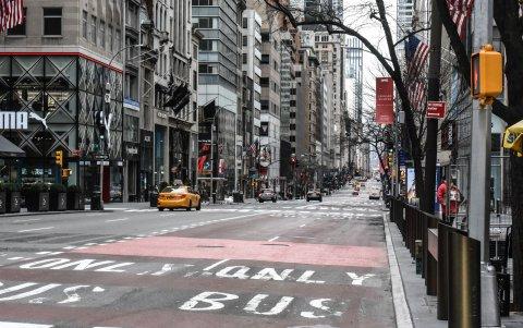 NUEVA YORK.La Quinta Avenida en el centro de Manhattan aparece totalmente libre de tráfico la mañana de ayer domingo.