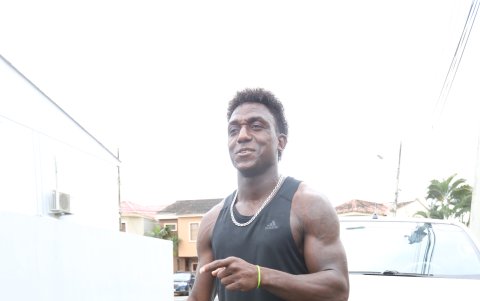 La Tuka Ordóñez aprovechó para lavar su carro junto a su mascota, Thor, en medio de este parón por el coronavirus.