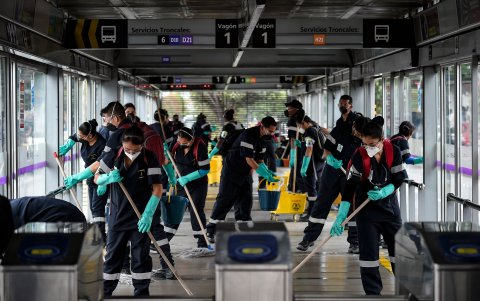 BARREIRO (Portugal). Una brigada de personal sanitario desinfecta un cataramán al pie del río Tejo.