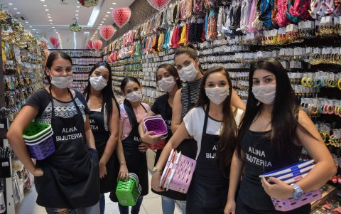 SAO PAULO. Las vendedores de una tienda posan mientras usan máscaras faciales como medida preventiva contra la propagación del nuevo coronavirus.