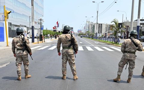 LIMA. Soldados peruanos buscan disuadir a los limeños de delimitar la movilización luego de las medidas impuestas por el Gobierno.