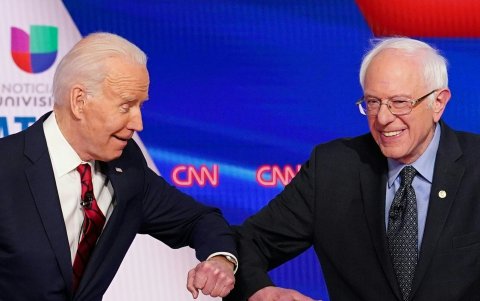 Los aspirantes presidenciales demócratas, Joe Biden (i) y Bernie Sanders se saludan con seguridad antes del inicio del 11º debate presidencial Demócrata 2020, el 15 de marzo de 2020 .