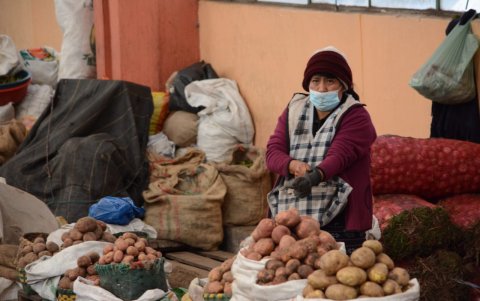Coronavirus en Quito, Ecuador. Las afuertas del mercado de San Roque.Los vendedores usaban mascarillas y no dejaron de trabajar.