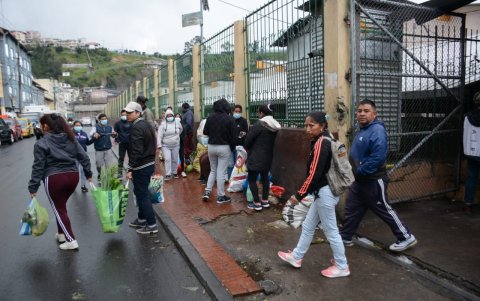 Coronavirus en Quito, Ecuador. Las afuertas del mercado de San Roque. Mascarillas y bolsas abultadas con las compras, una escena común este martes por la mañana.