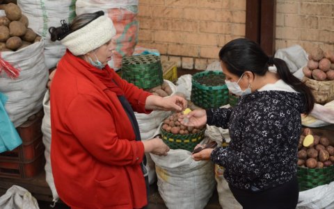 Coronavirus en Quito, Ecuador. Las afuertas del mercado de San Roque. Varias personas usaban mascarillas.
