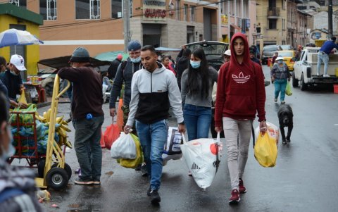 Coronavirus en Quito, Ecuador. Las afuertas del mercado de San Roque. Varias personas hacían compras para varios días.