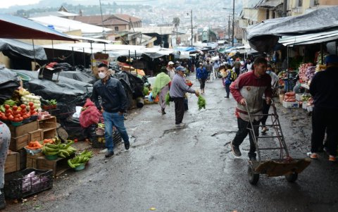 Coronavirus en Quito, Ecuador. Las afuertas del mercado de San Roque.