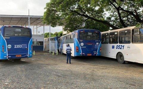 Los buses fueron retenidos y llevados a un Centro de Retención Vehicular.