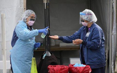 SEATTLE. Una enfermera surte de gel desinfectante a una persona en los alrededores de la escuela de Medicina de la Universidad de Washingto.