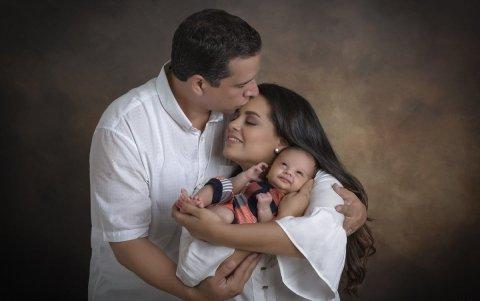 Mauricio con su nene y su esposa, Rosita.