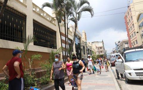 Pese a que la recomendación dicta que un solo miembro de la familia haga las compras, algunos asistieron en grupo.