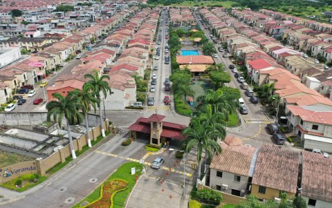 La urbanización Veranda de la autopista Narcisa de Jesús, está en cuarentena.
