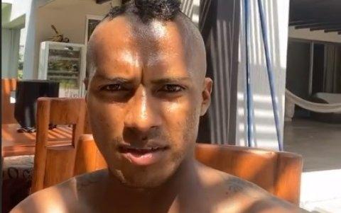 Proceso de corte de cabello del jugador de Liga de Quito.