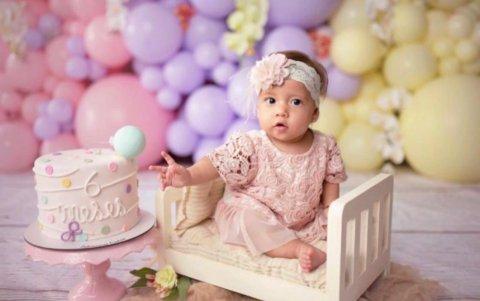 La niña junto a una rica torta.