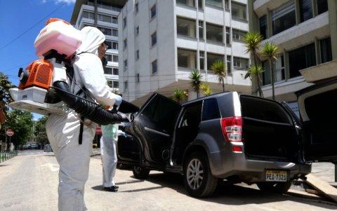 Vehículos estatales fueron desinfectados ante la paralización de las actividades