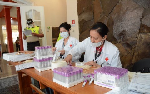 Los cadetes de la Policía, de la Escuela Superior de Pusuquí, son los primeros en donar sangre.