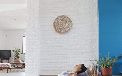 Postura restaurativa corazón confiado.