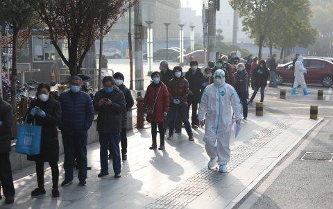 WUHAN. Quienes se recuperaron del coronavirus y fueron dados de alta, hacen fila para tomarse la prueba nuevamente.