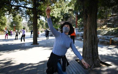 PEKÍN. Una mujer baila en un parque. Los restaurantes están reabriendo, hay movimiento en el tráfico y en las fábricas. Son signos claros de que China despierta del coma del coronavirus.