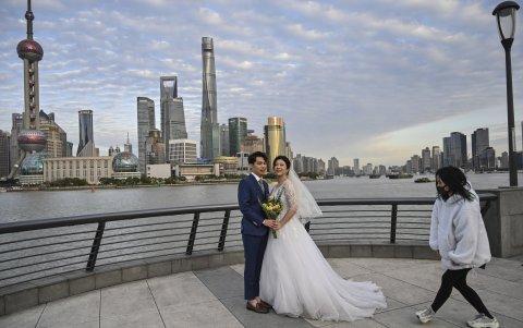 SHANGÁI. Una mujer posa junto a su novio. Ambos van sin mascarilla.