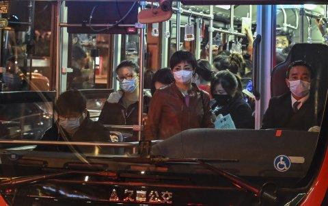 SHANGAI. Los viajes en buses aún evidencian que no todos han olvidado el temor del contagio.