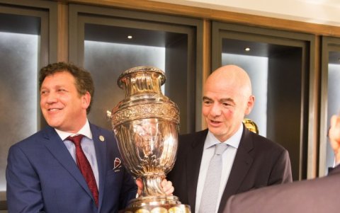 Alejandro Domínguez (i), titular de la Conmebol, y Gianni Infantino (d) con la Copa América.