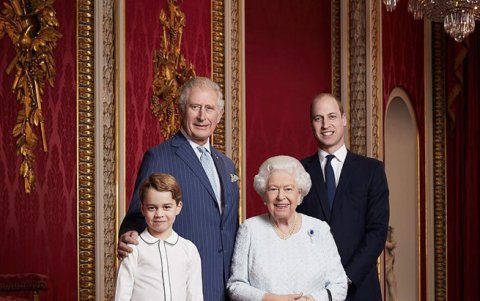 Isabel con los herederos al trono: Carlos, Guillermo y el pequeño George.