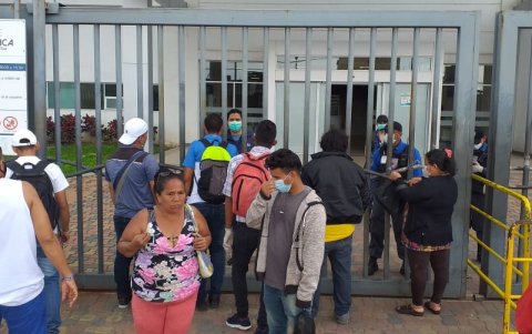 Usuarios del hospital del sur, la mañana de este viernes.