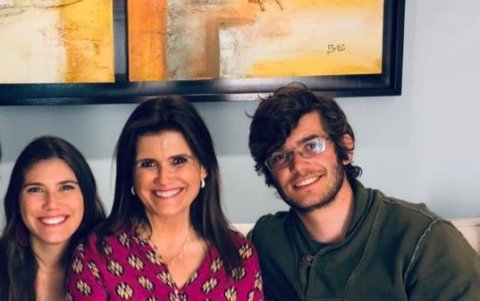 Juntos a sus dos hijos, Nicole y Christian.