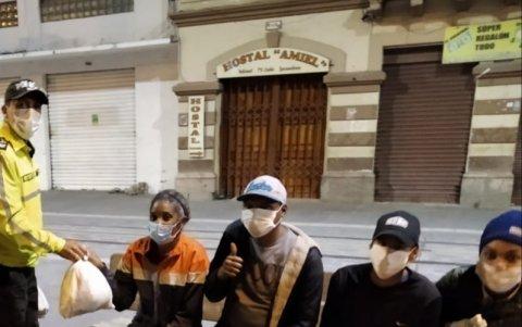 Cuenca. La Policía Nacional hizo la entrega de productos a personas que deambulaban por las calles
