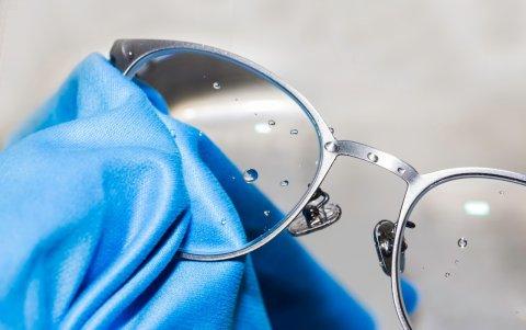 Con un paño suave se debe secar los lentes para no rayarlos.