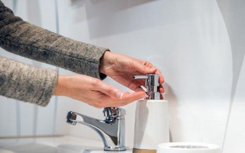 Una gota de jabón es suficiente para limpiar los lentes o gafas.