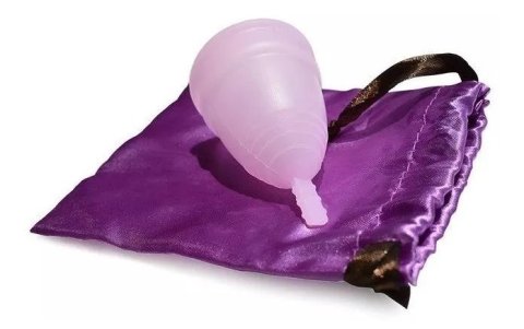 Es una opción ideal para reducir el impacto ambiental negativo porque en comparación a las toallas sanitarias y tampones, las copas menstruales no contienen algodón.