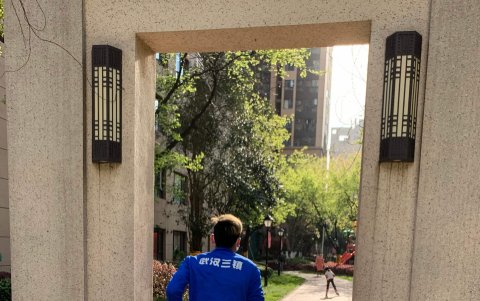 Uno de los jugadores del modesto club chino ingresa a uno de los campos de prácticas.