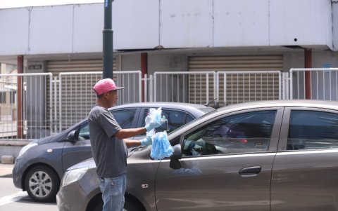 Un comerciante de guantes cubría esta mañana la demanda de guantes, en el centro de la ciudad.