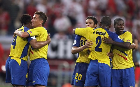 Los jugadores celebraron eufóricos la victoria sobre Polonia en 2006 que los clasificó por primera vez a octavos de final.